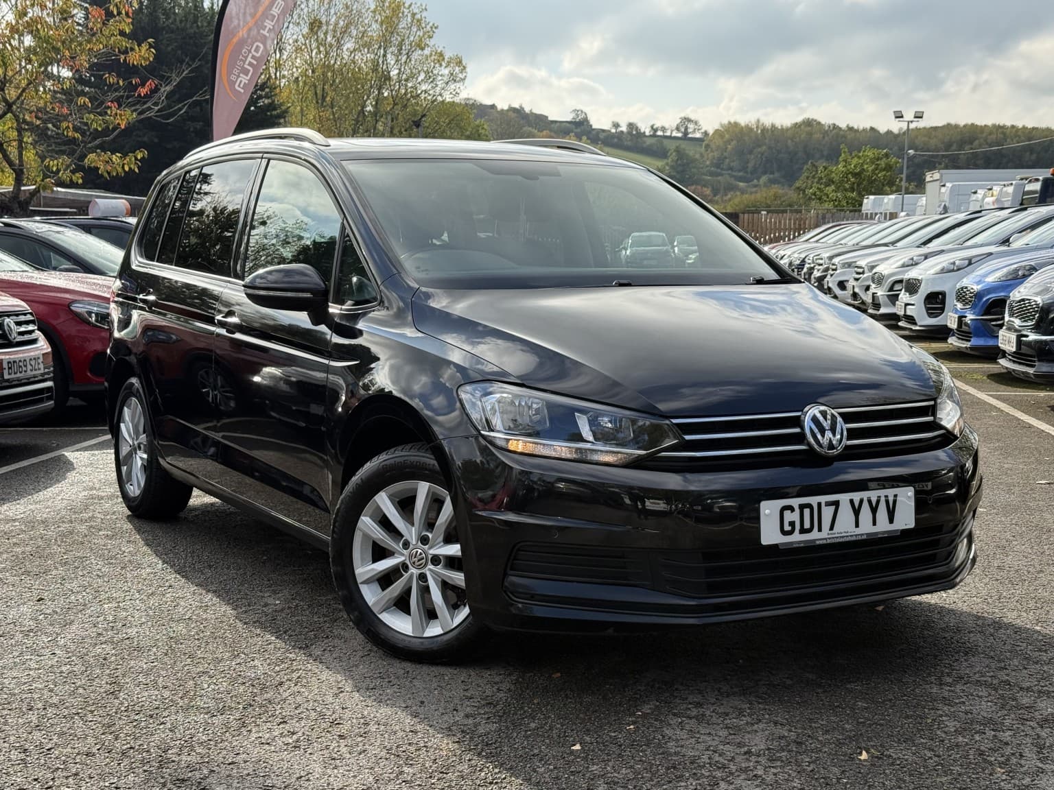 Volkswagen Touran - image 1 of 62