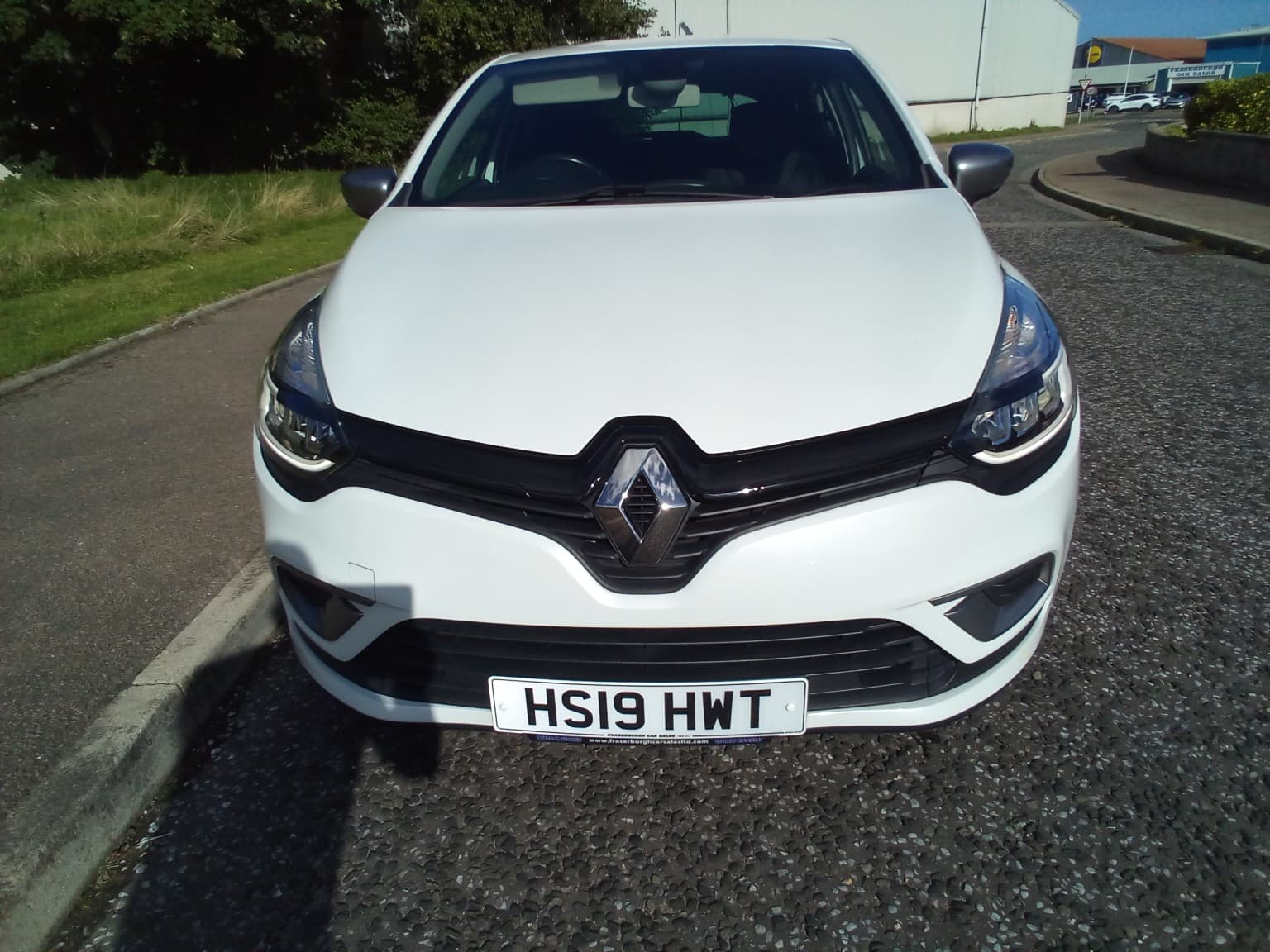Renault Clio - image 1 of 15