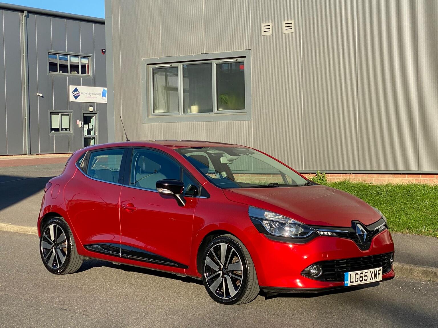 Renault Clio - image 1 of 57