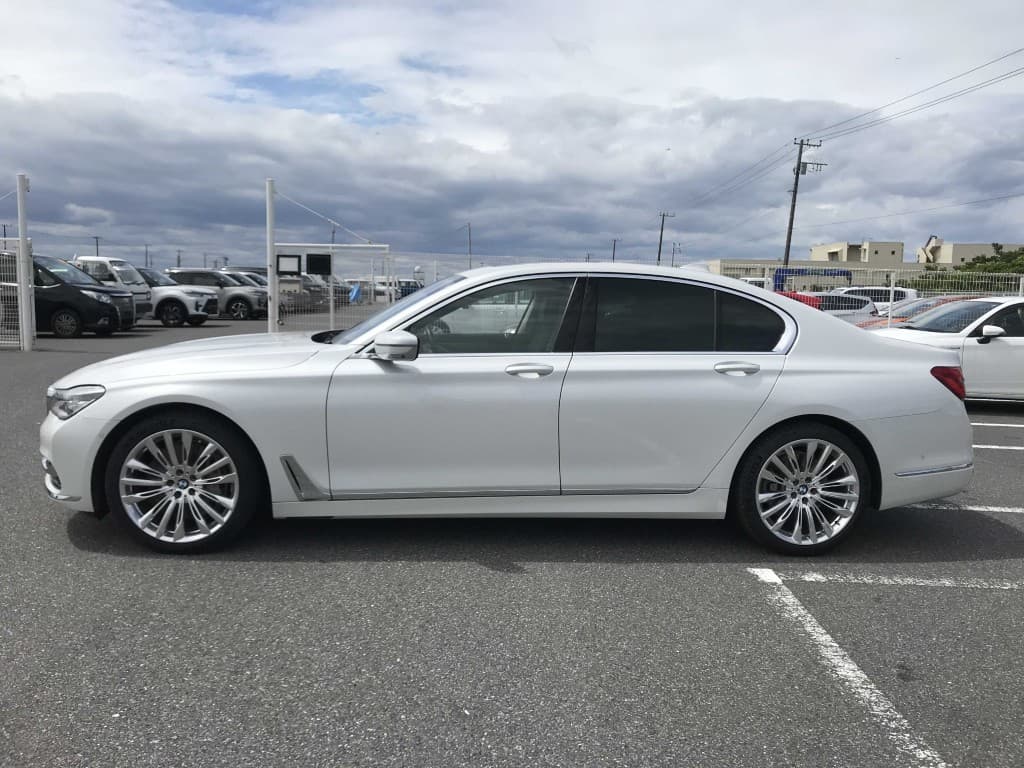 BMW 7 Series - image 1 of 27