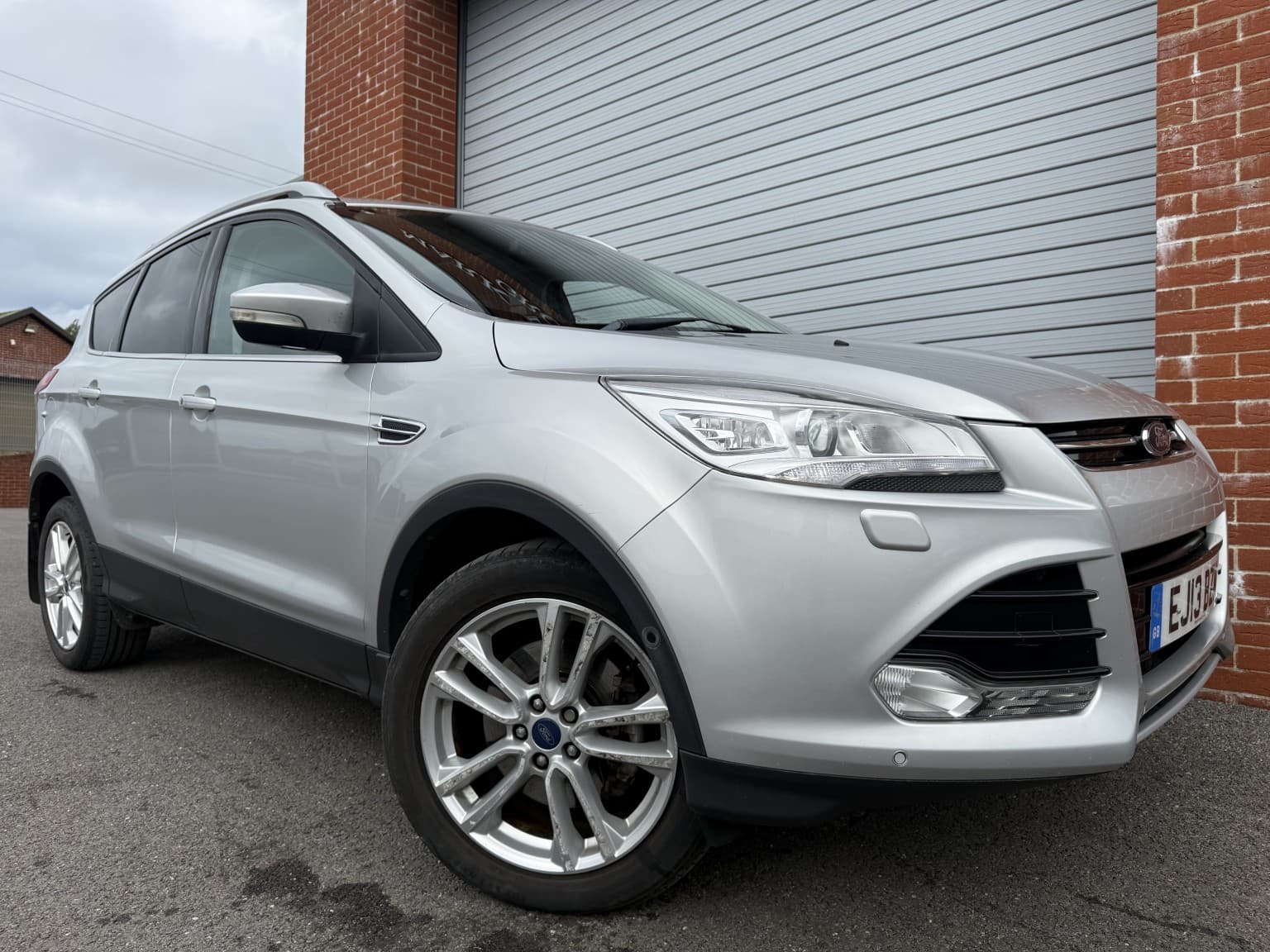 Ford Kuga - image 1 of 38