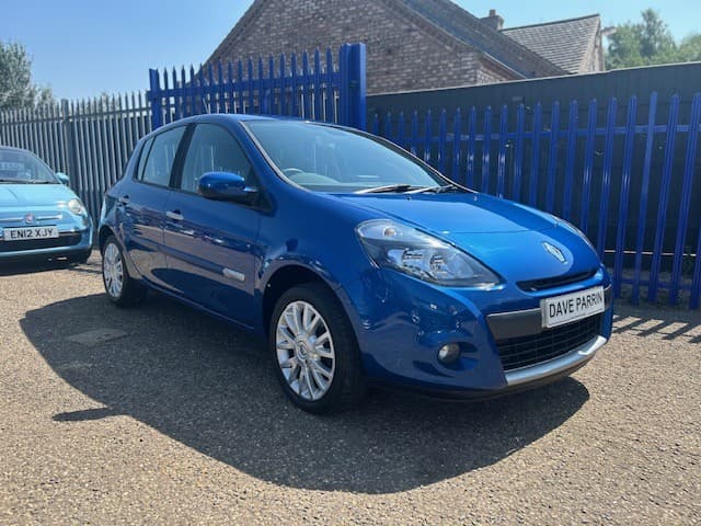 Renault Clio - image 1 of 12