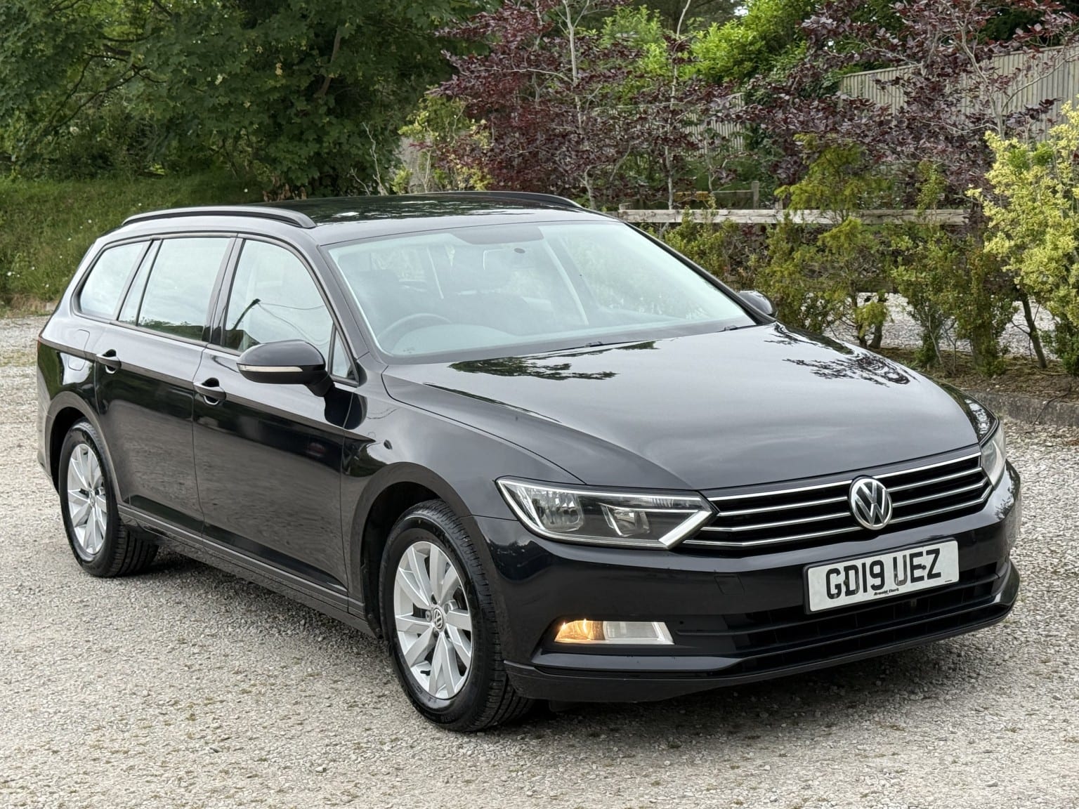 Volkswagen Passat - image 1 of 17