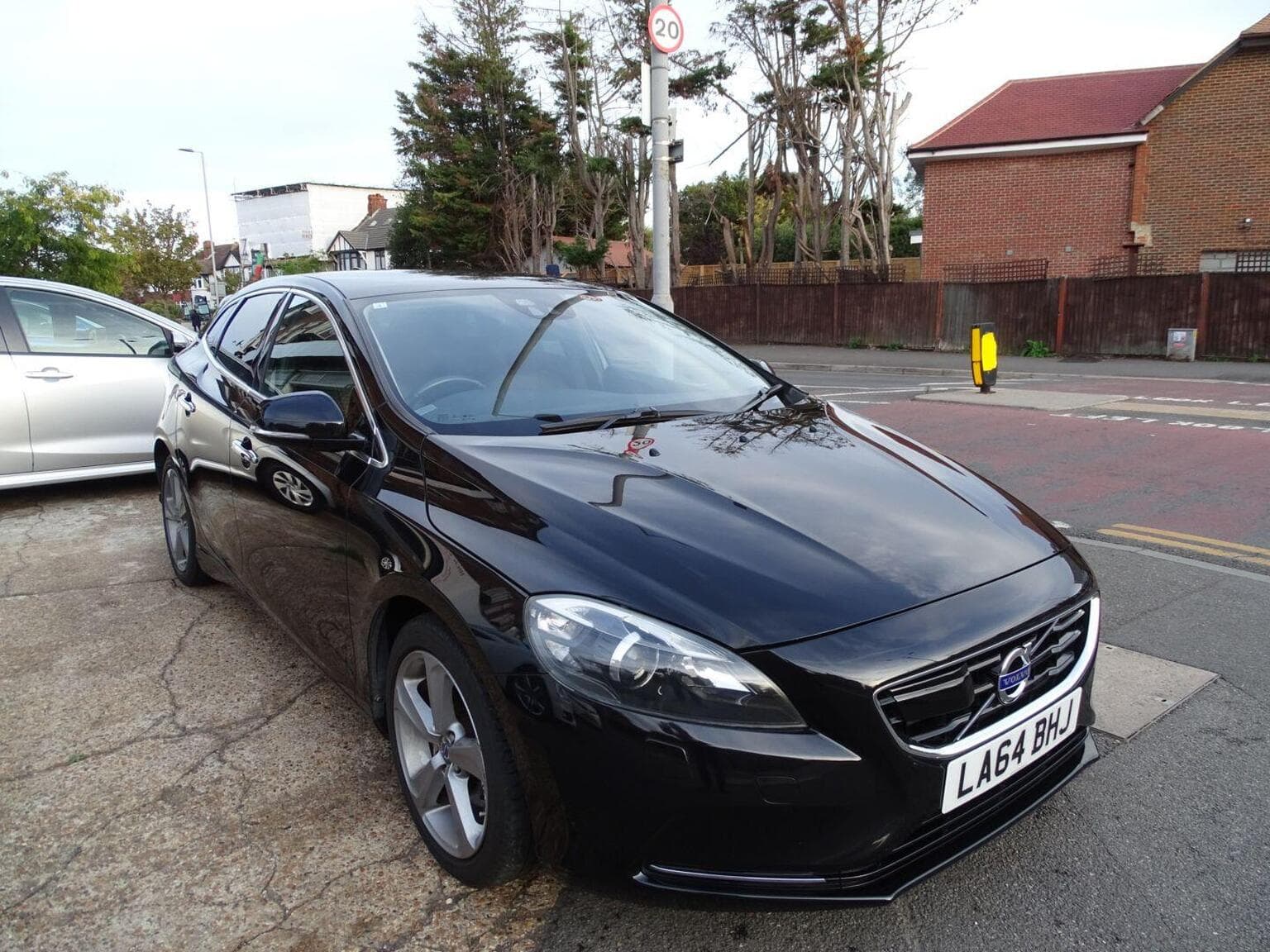 Volvo V40 - image 1 of 31