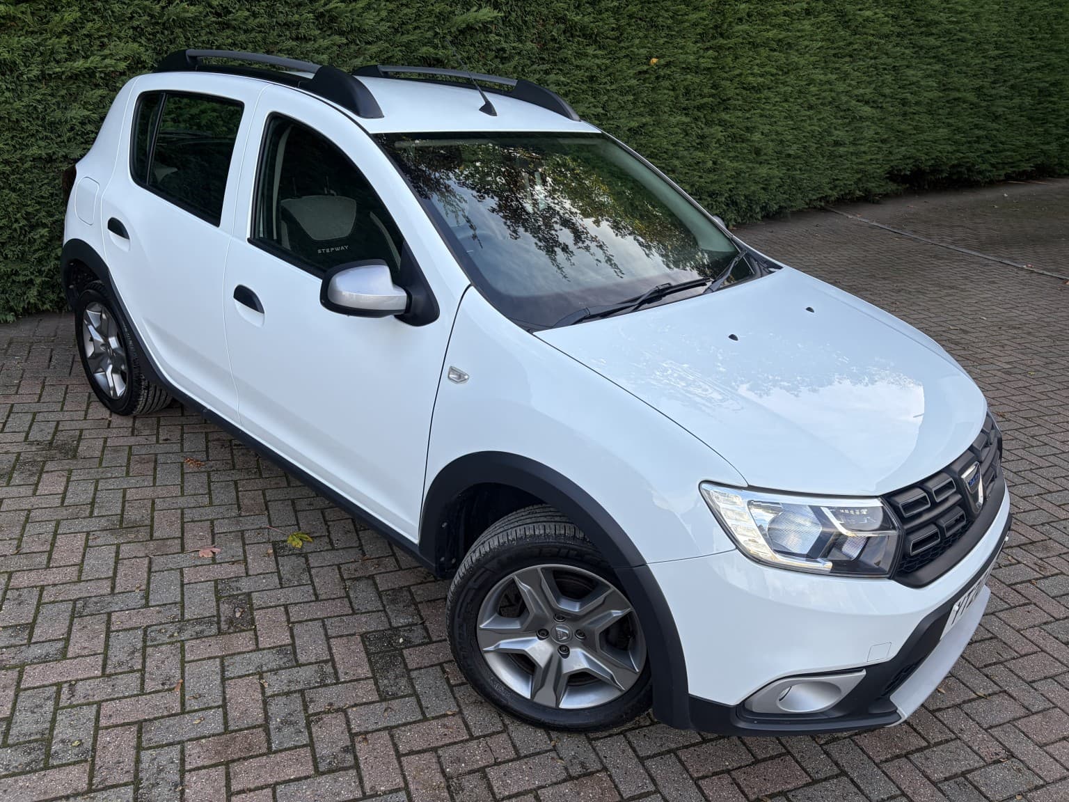 Dacia Sandero Stepway - image 1 of 38