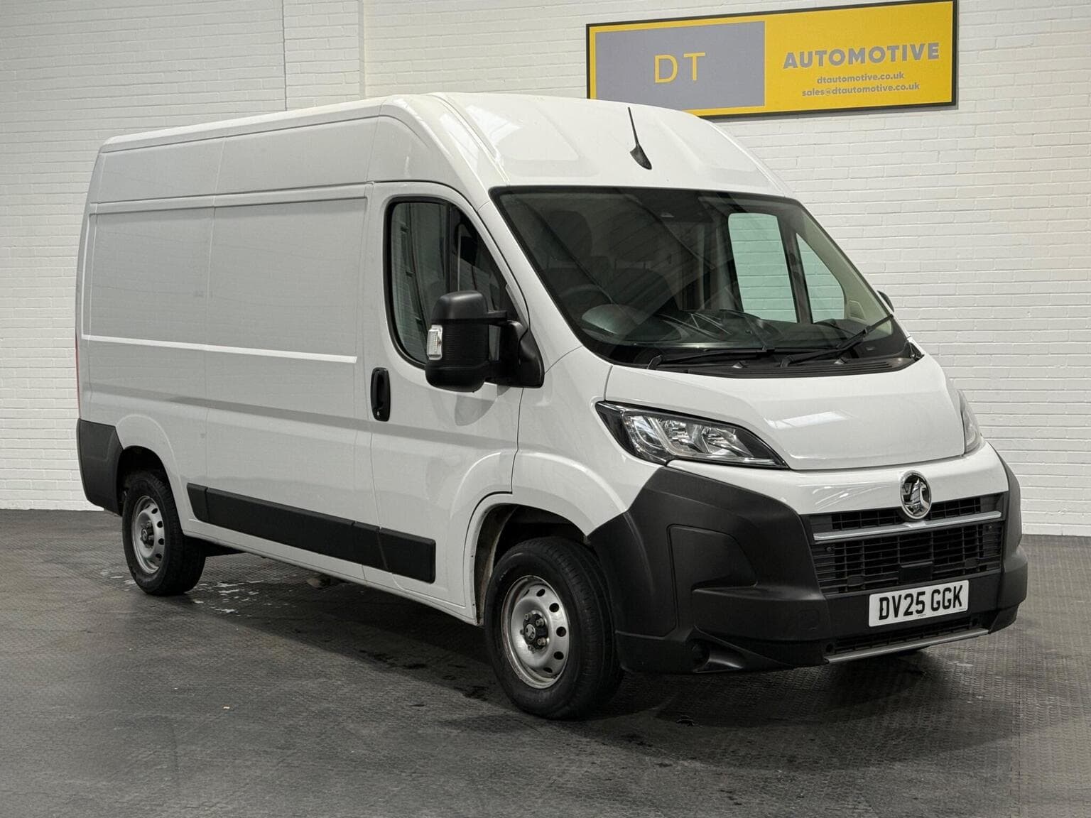 Vauxhall Movano - image 1 of 87