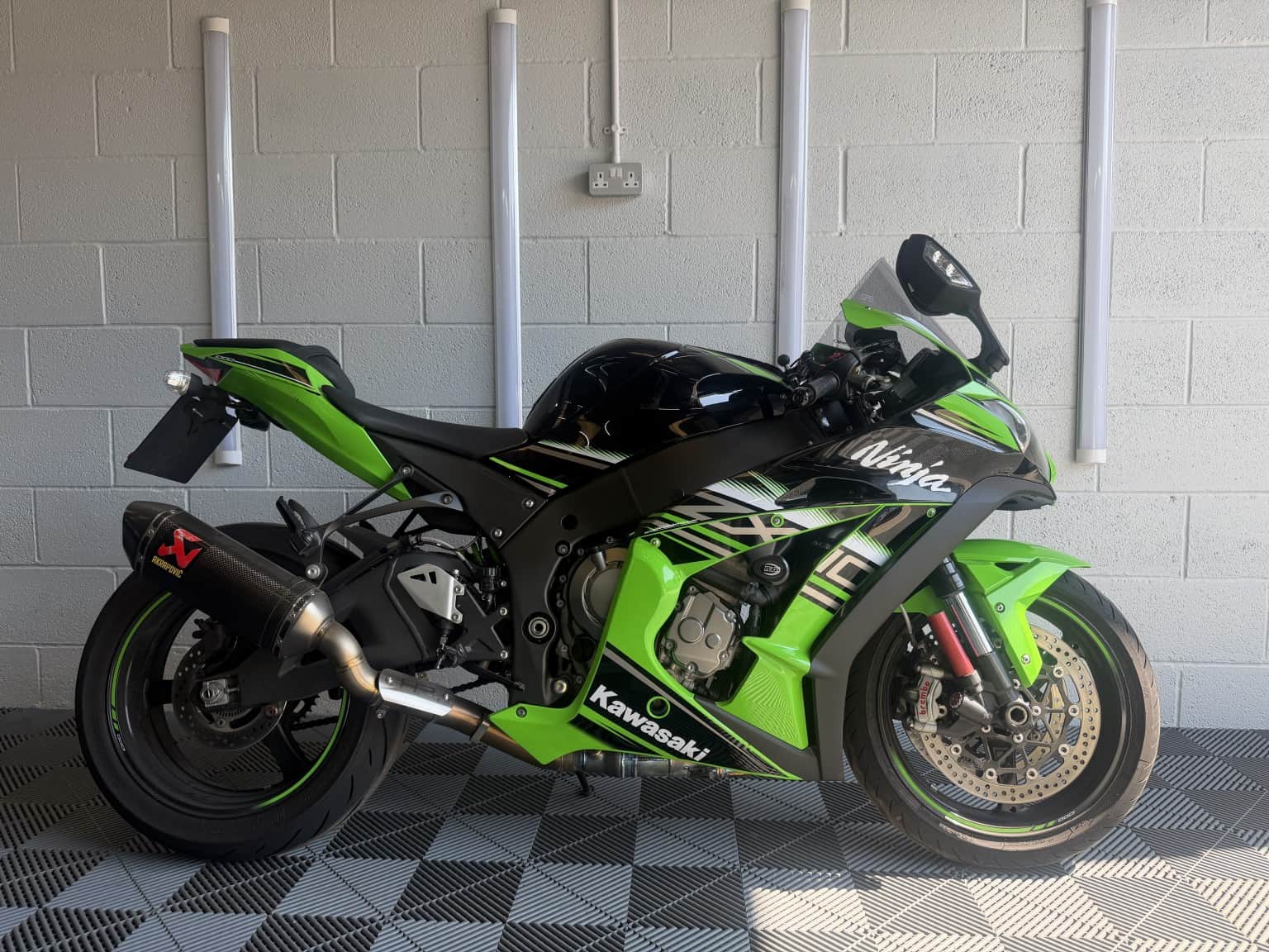 Kawasaki Ninja ZX-10R - image 1 of 21