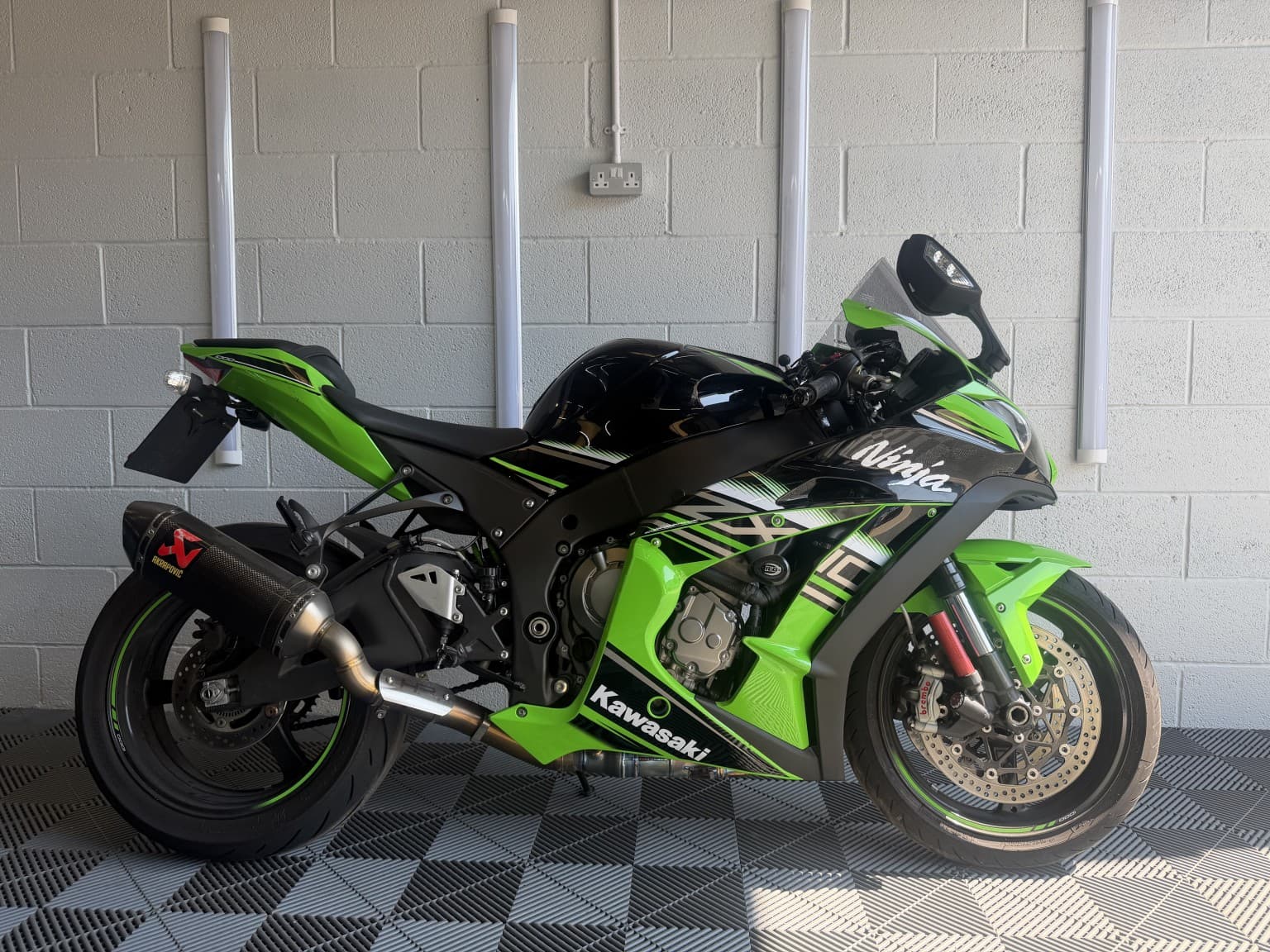 Kawasaki Ninja ZX-10R - image 1 of 21