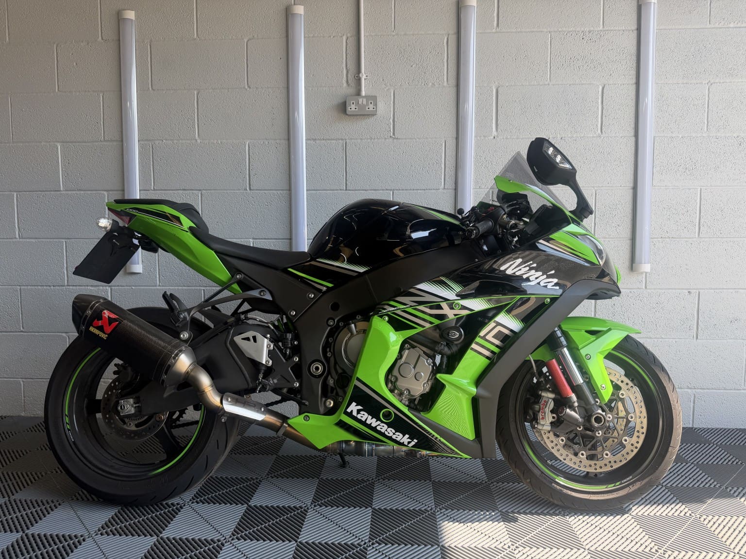 Kawasaki Ninja ZX-10R - image 1 of 21