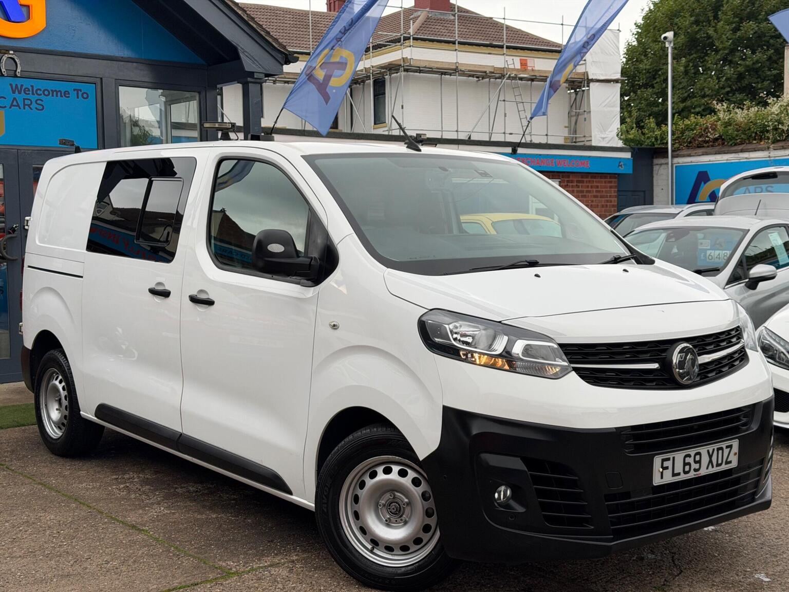 Vauxhall Vivaro - image 1 of 80