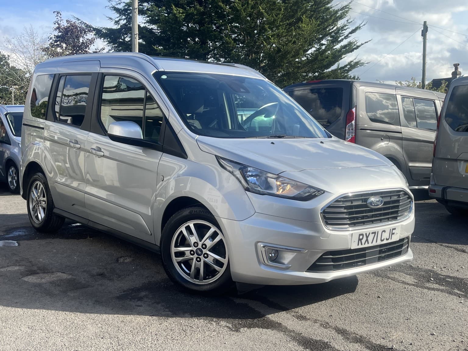 Ford Tourneo Connect - image 1 of 18