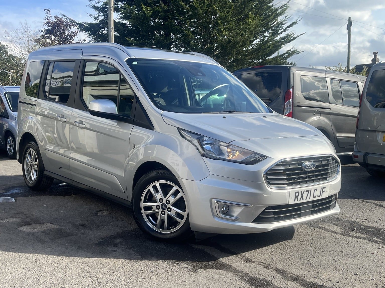Ford Tourneo Connect - image 1 of 18