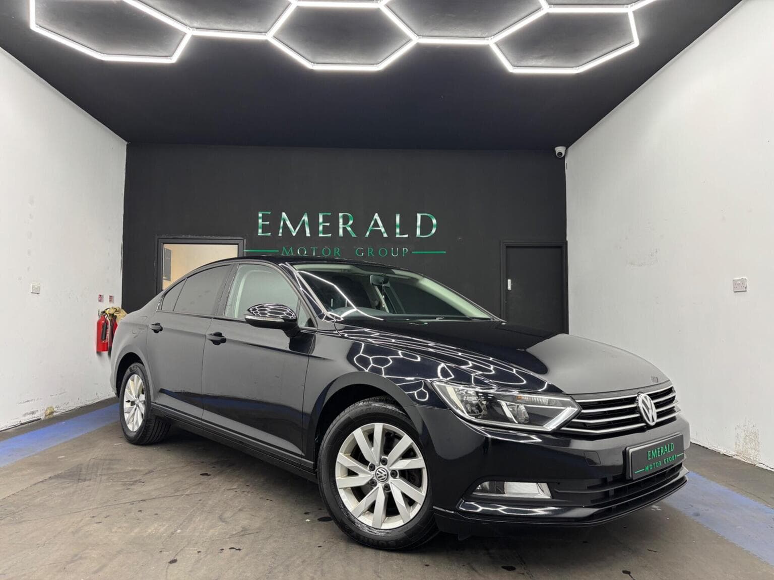 Volkswagen Passat - image 1 of 6