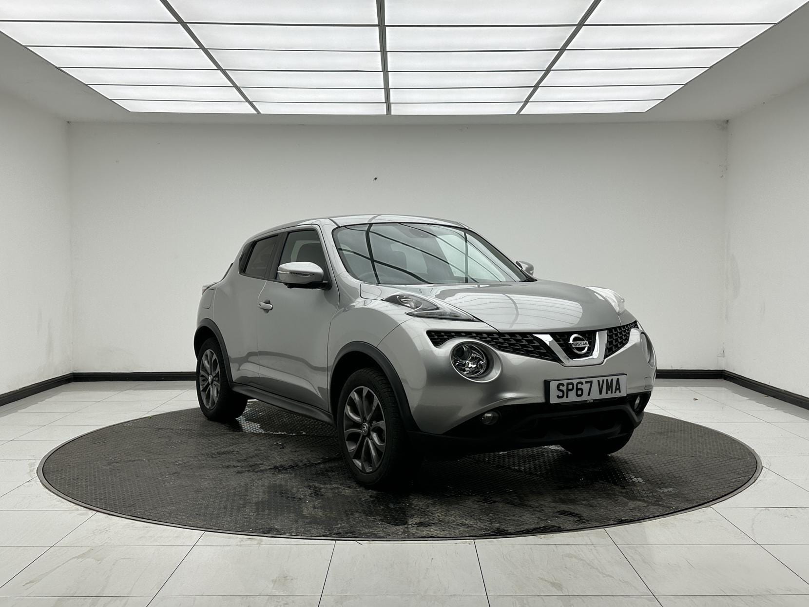 2017 Nissan Juke 1.6 Tekna SUV 5dr Petrol XTRON Euro 6 in silver — photo 1 of 46
