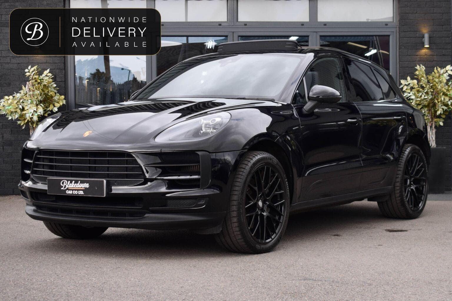 Porsche Macan - image 1 of 51