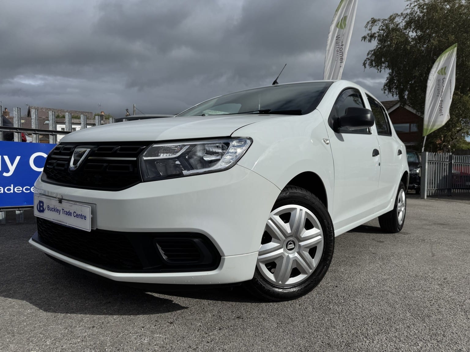 Dacia Sandero - image 1 of 8