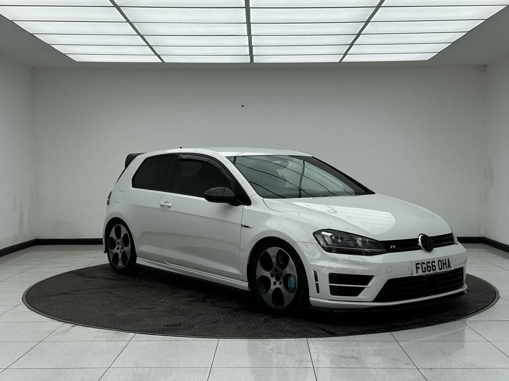 Volkswagen Golf - image 1 of 46
