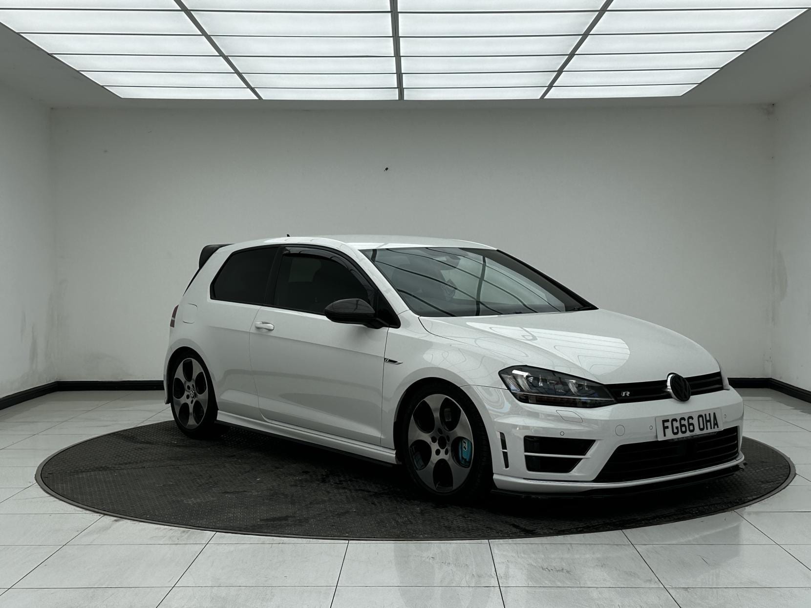 Volkswagen Golf - image 1 of 46