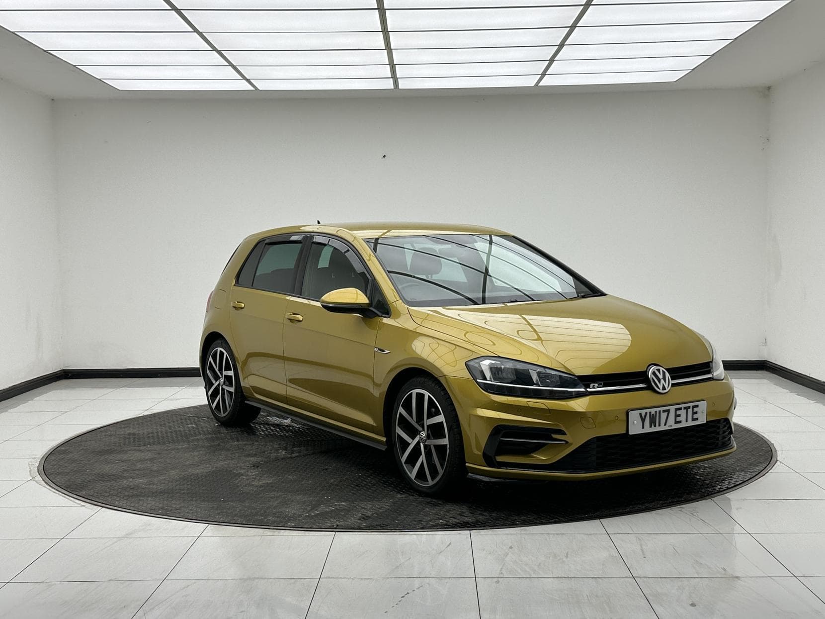 Volkswagen Golf - image 1 of 54