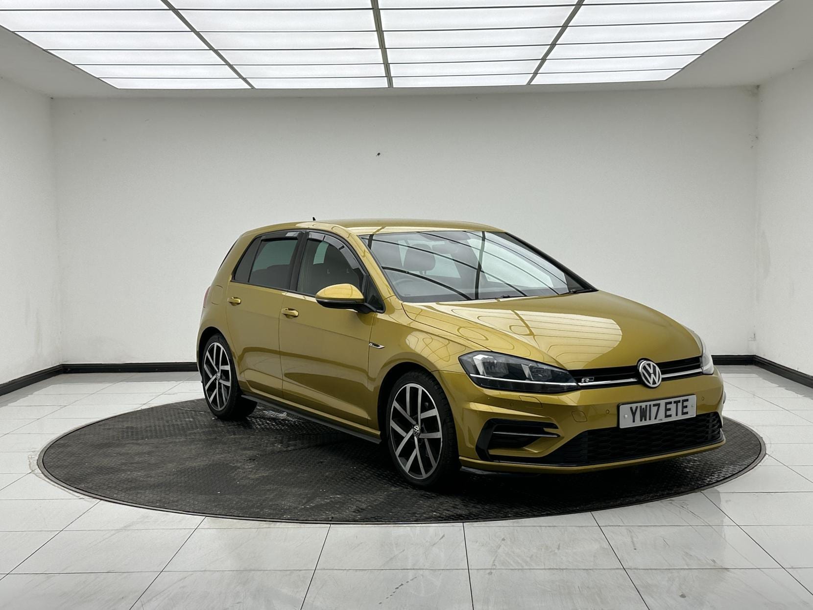 Volkswagen Golf - image 1 of 54