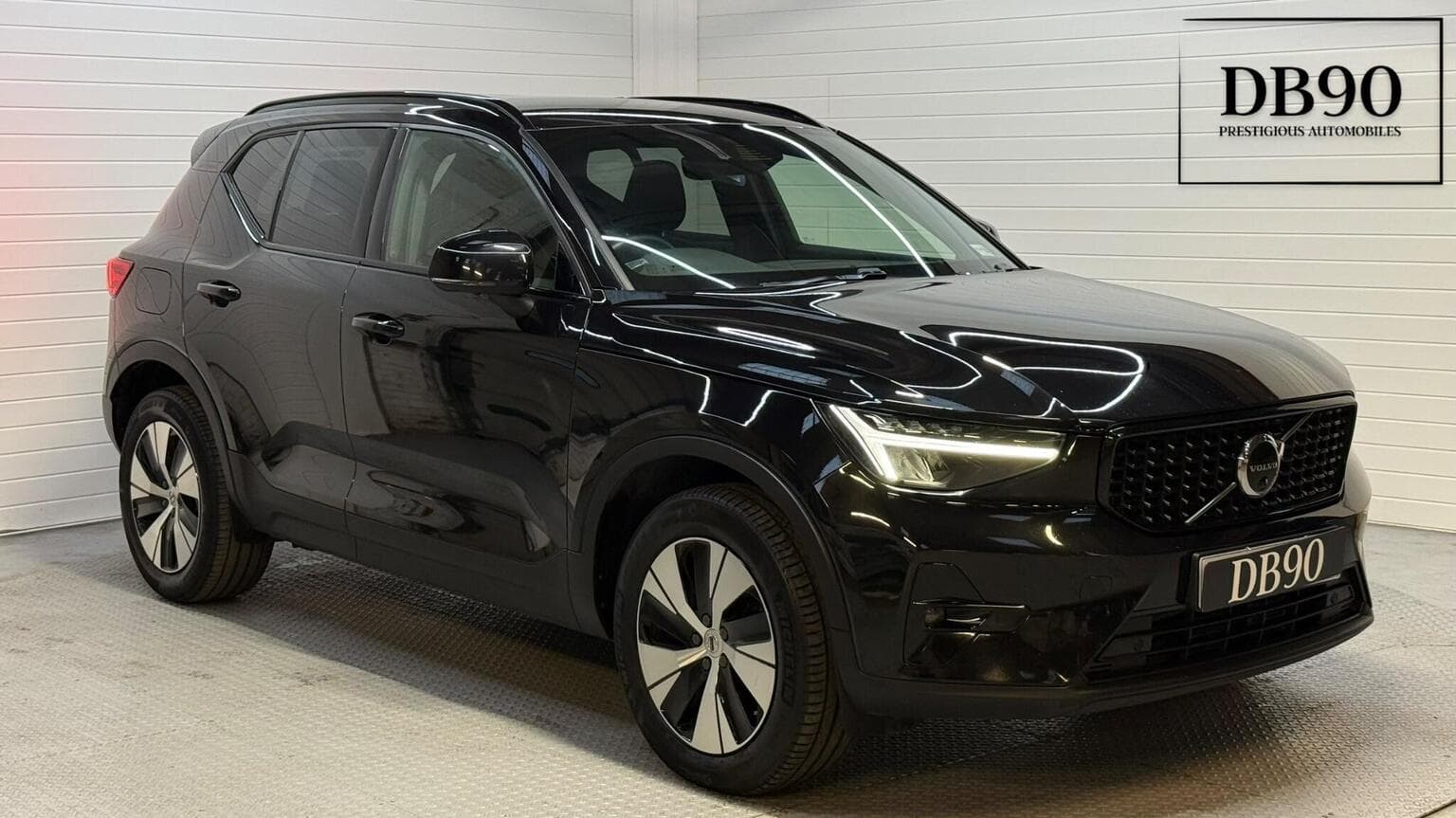 Volvo XC40 - image 1 of 57