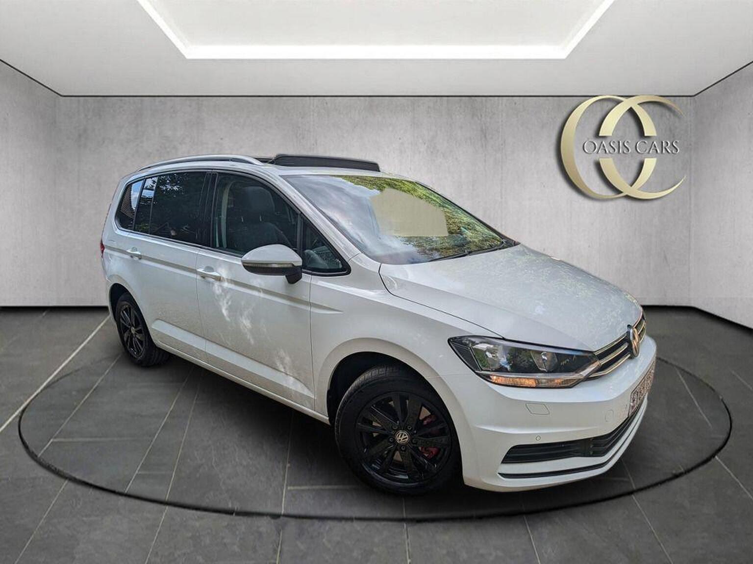 Volkswagen Touran - image 1 of 18