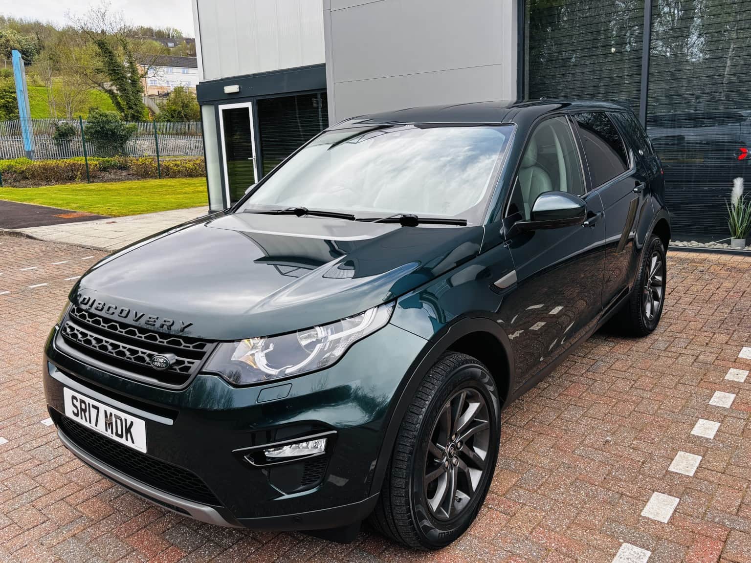 Land Rover Discovery Sport - image 1 of 57