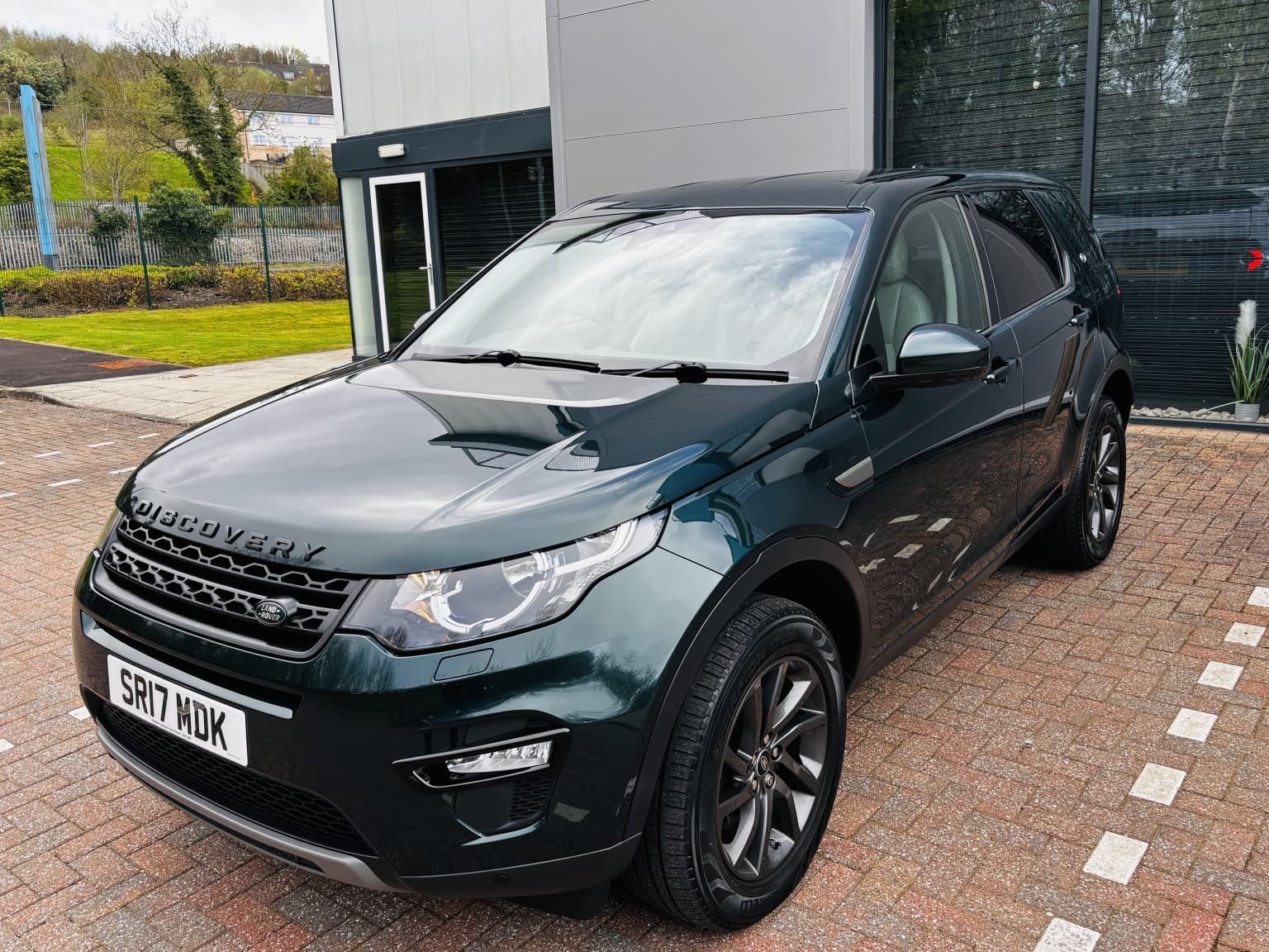 Land Rover Discovery Sport - image 1 of 57