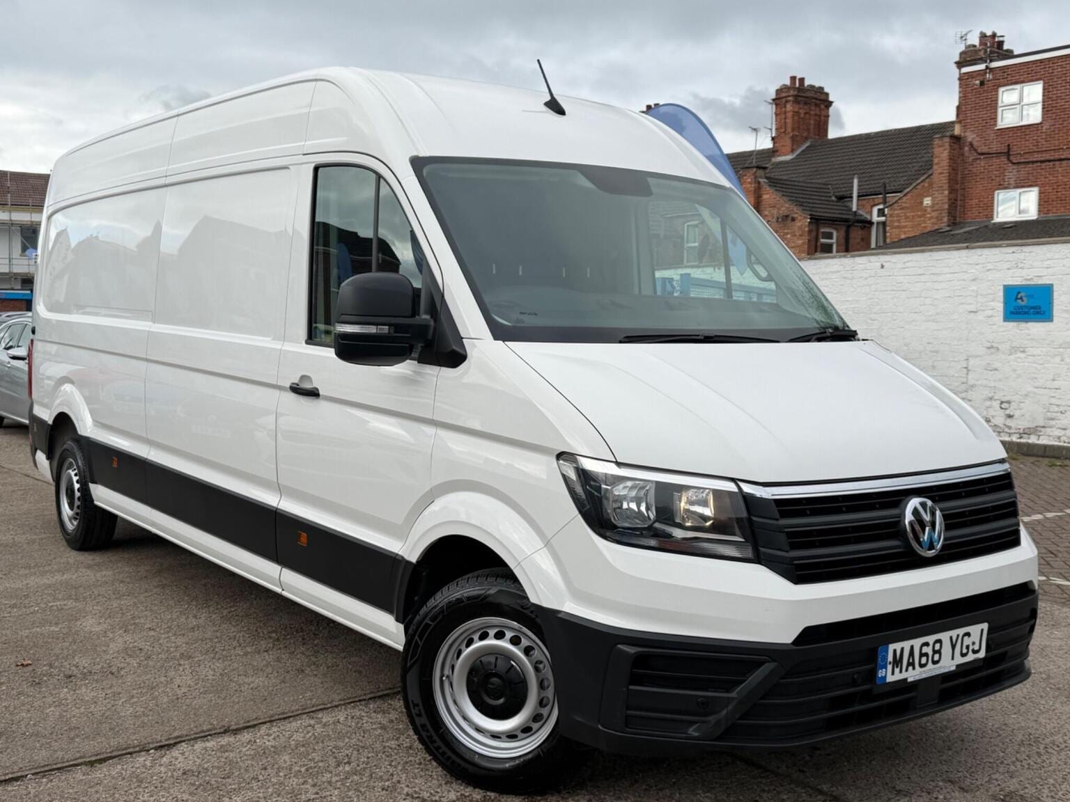 Volkswagen Crafter - image 1 of 57