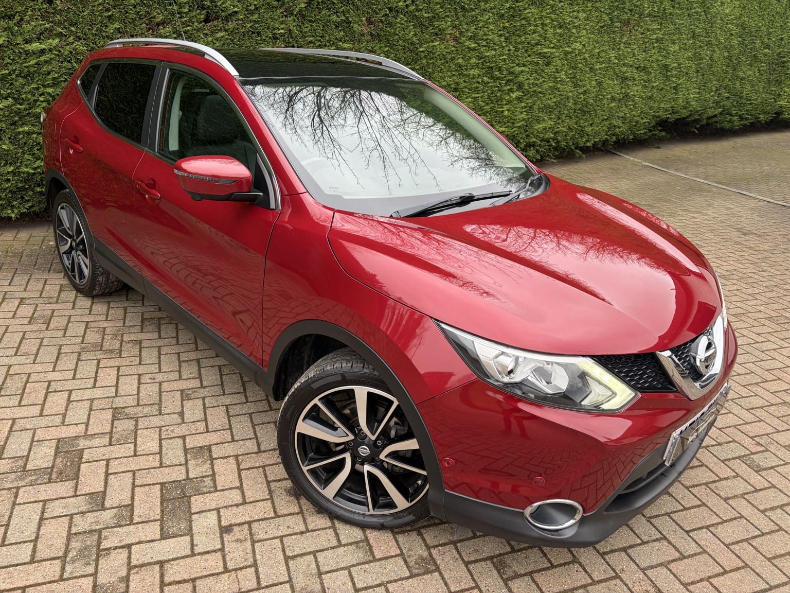 2016 Nissan Qashqai 1.5 dCi Tekna in red — photo 1 of 41