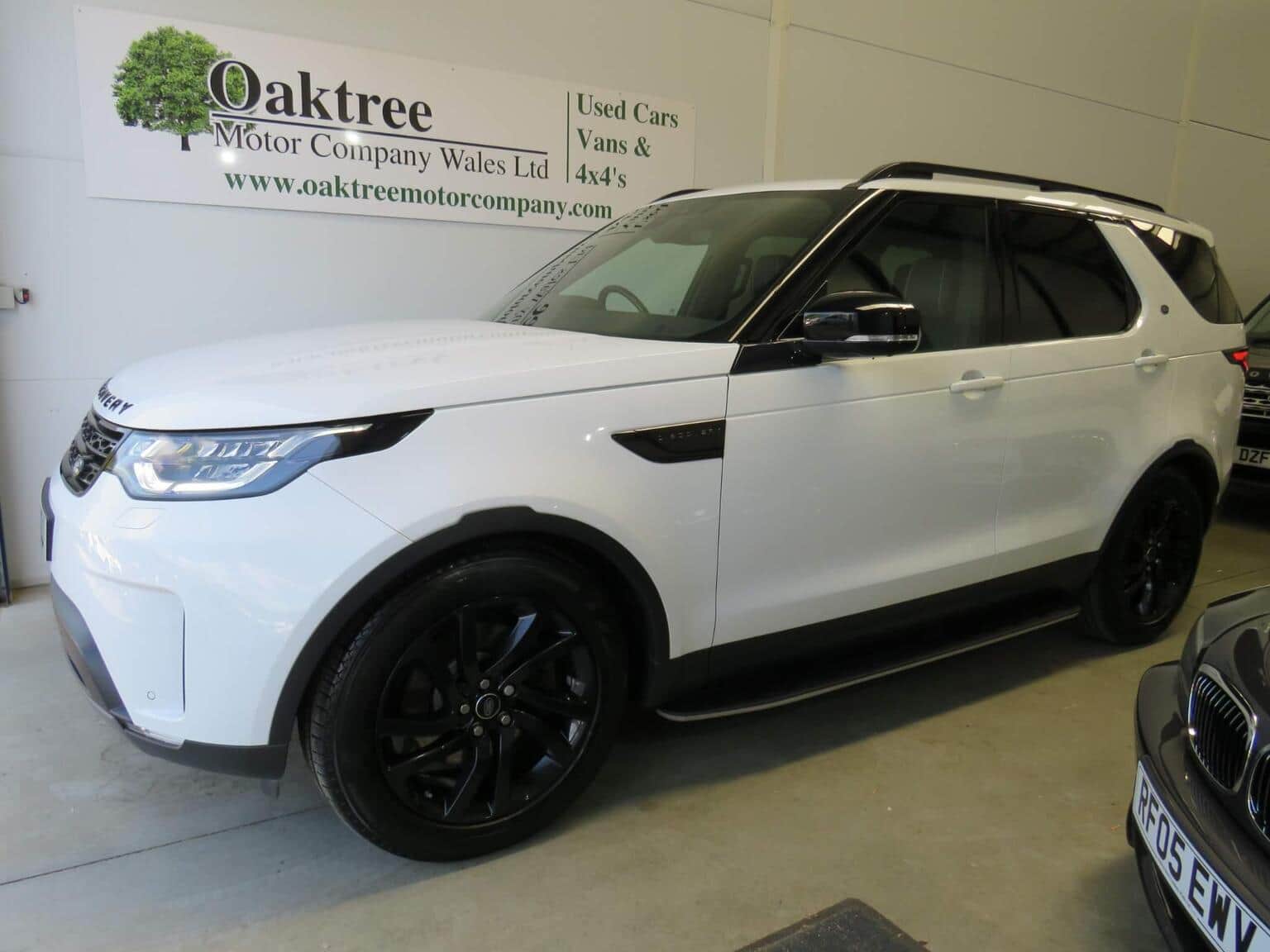 Land Rover Discovery - image 1 of 51