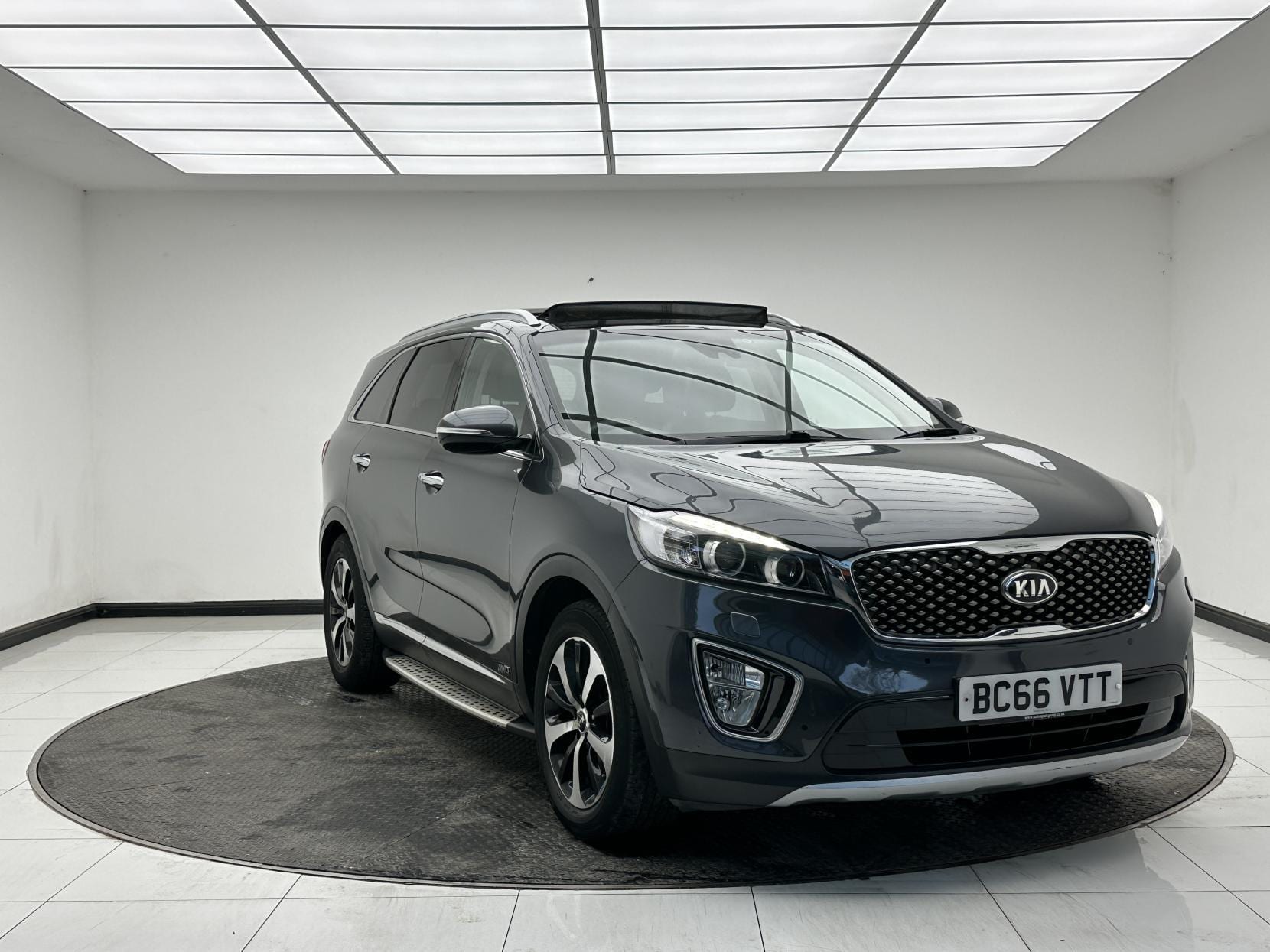 Kia Sorento - image 1 of 56