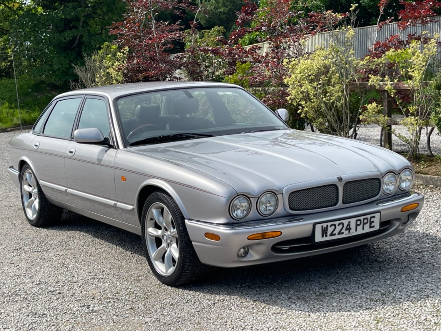 Jaguar XJ - image 1 of 17