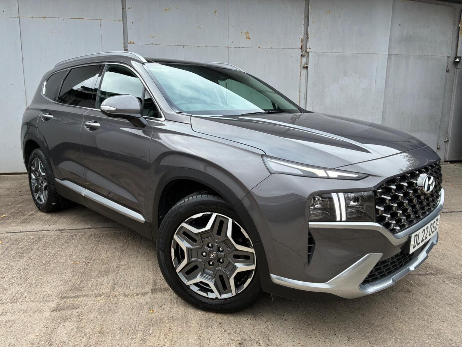 Hyundai Santa Fe - image 1 of 77