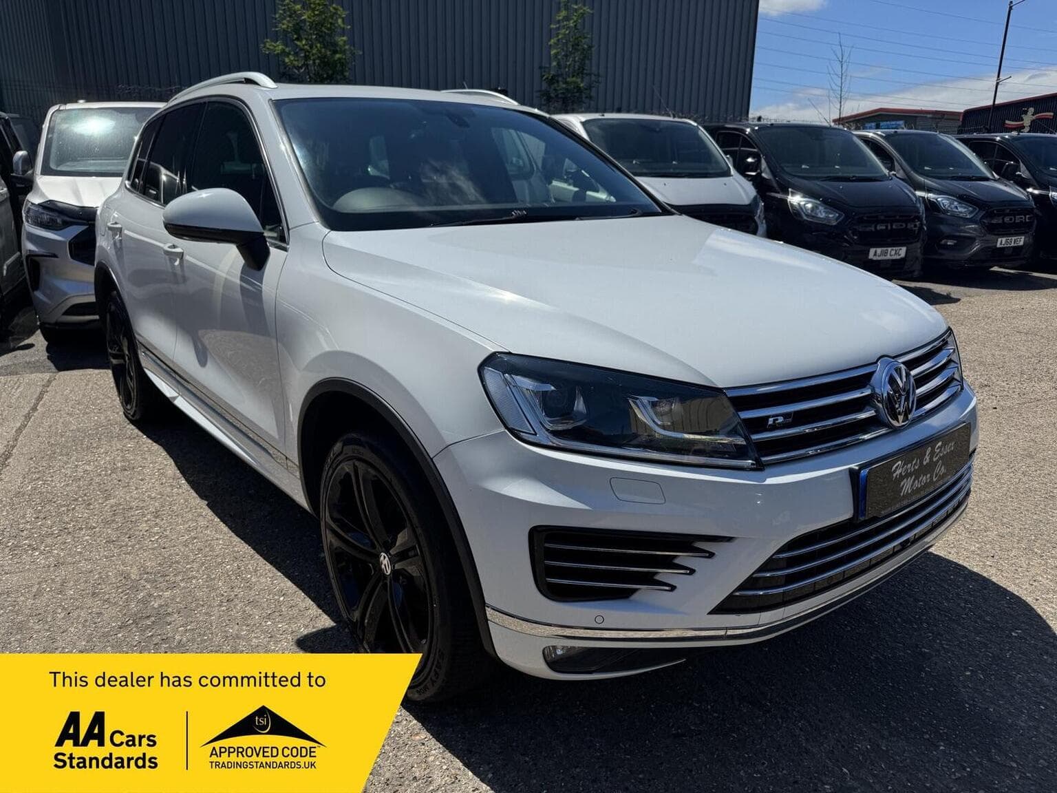 Volkswagen Touareg - image 1 of 39