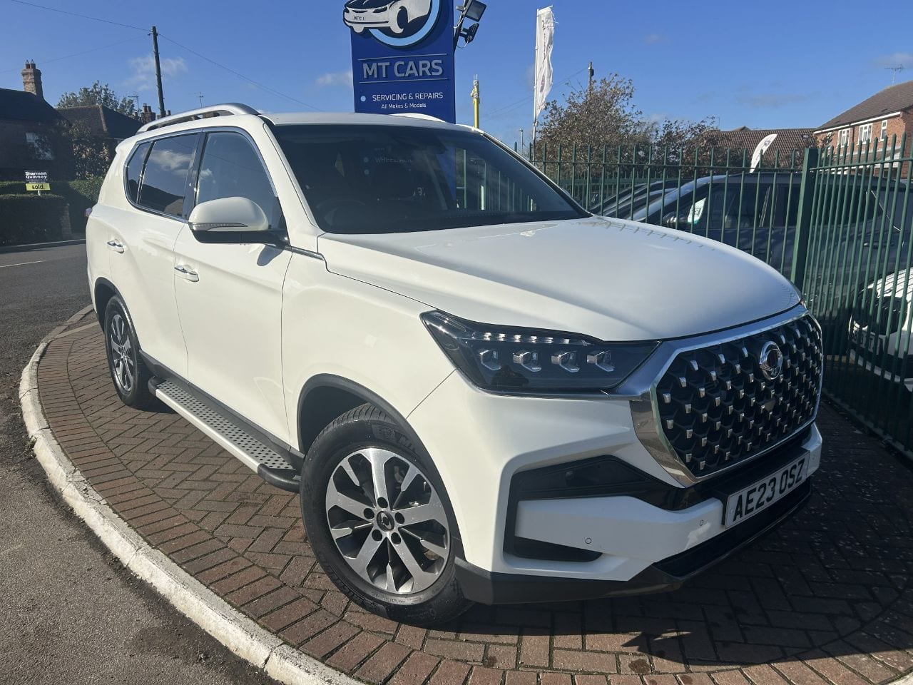 SsangYong Rexton - image 1 of 35