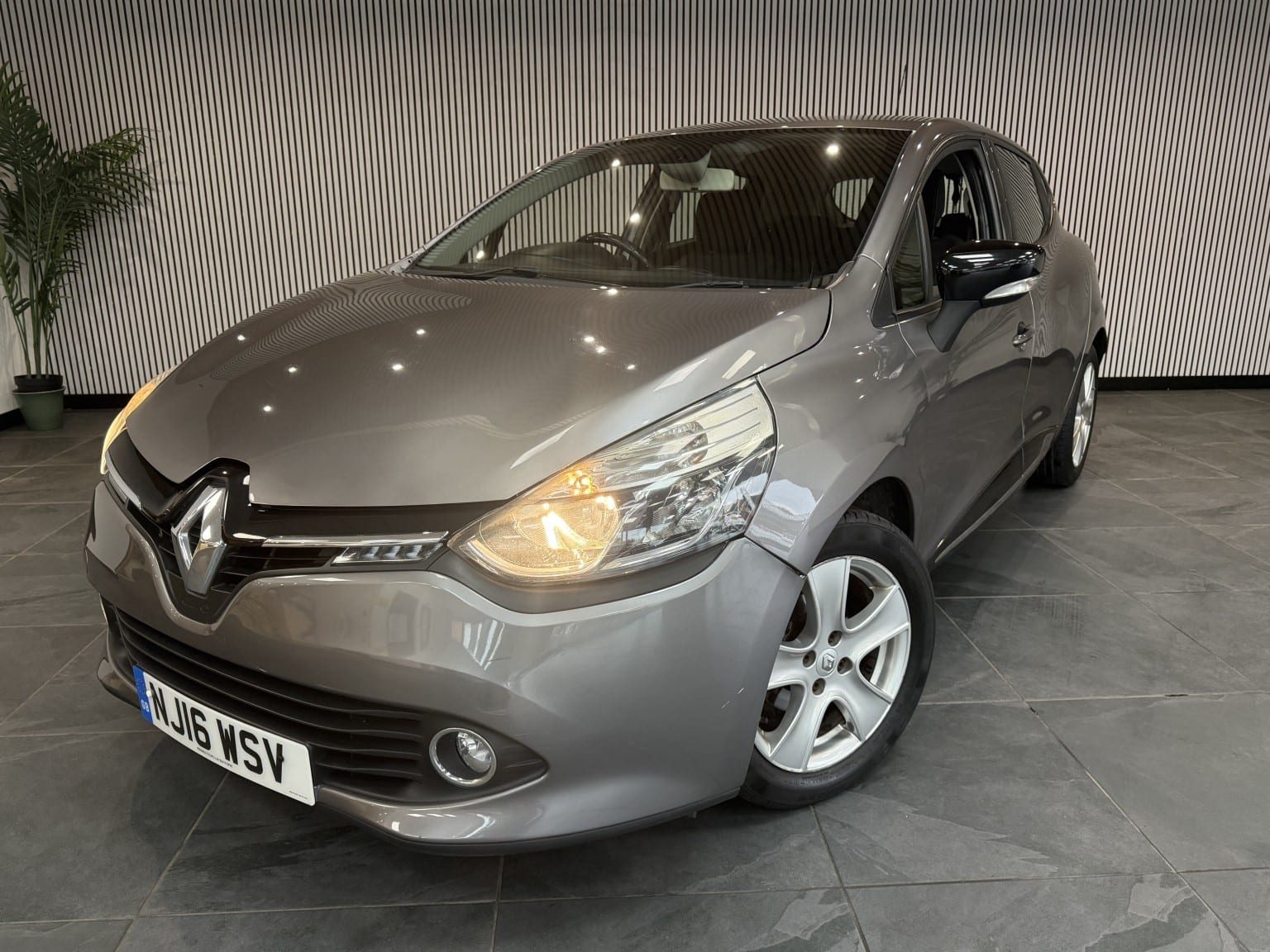Renault Clio - image 1 of 21