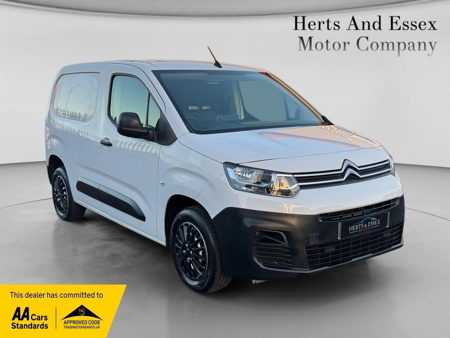 2023 Citroen Berlingo 1.5 BlueHDi 1000 Enterprise Edition M in white — photo 1 of 27