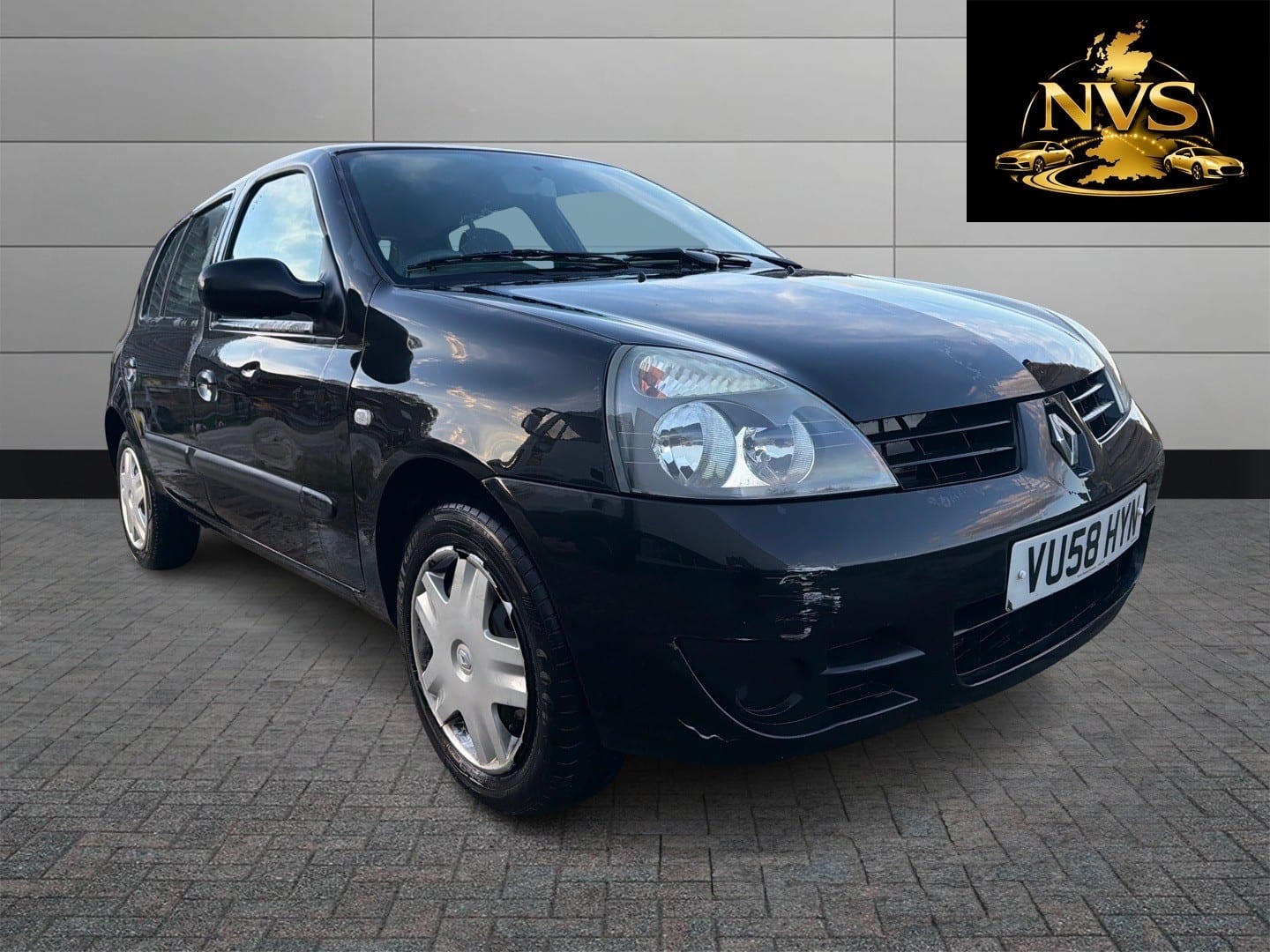 RENAULT CLIO - image 1 of 12