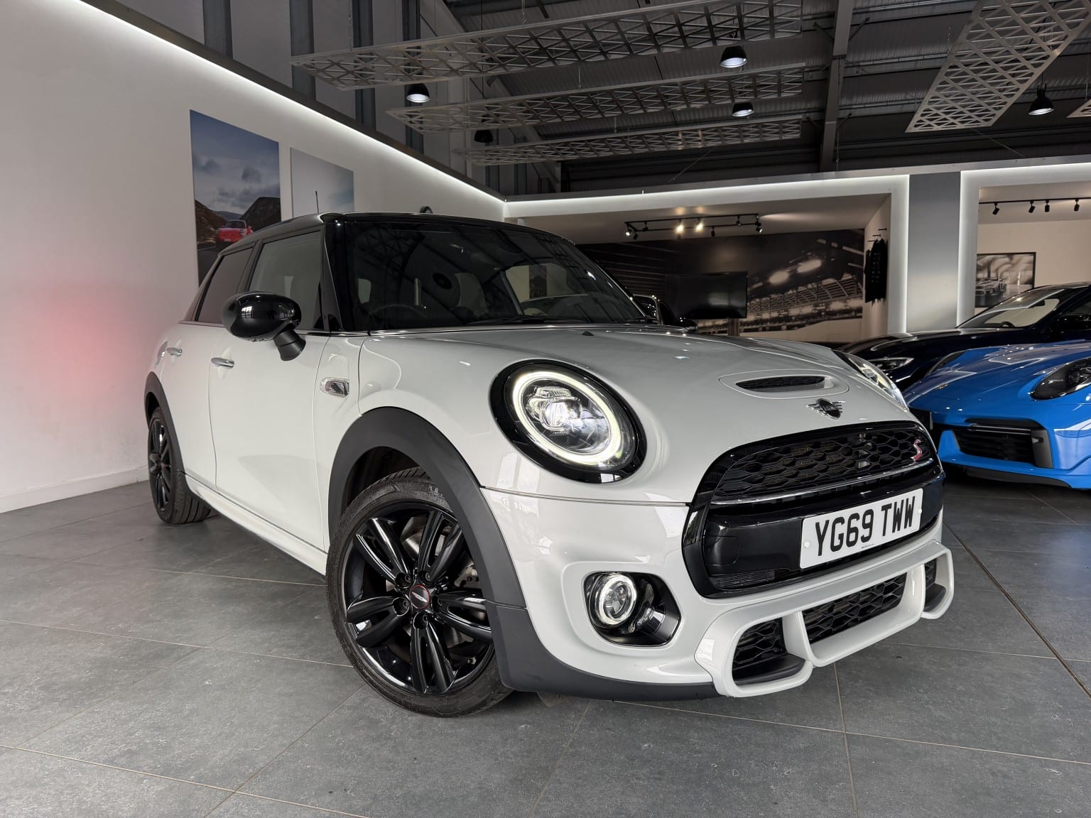 MINI Hatch - image 1 of 42