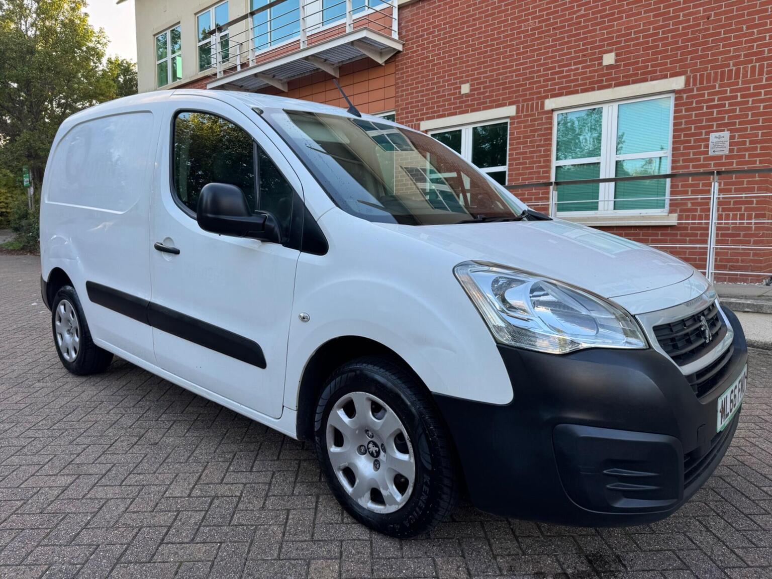 Peugeot Partner - image 1 of 24