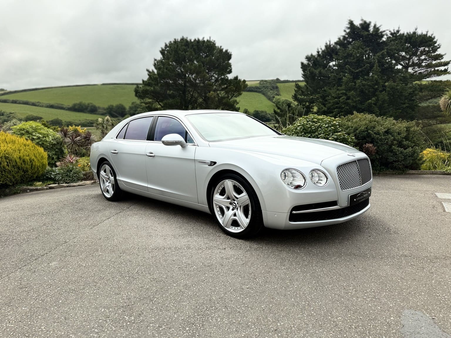 Bentley Flying Spur - image 1 of 51