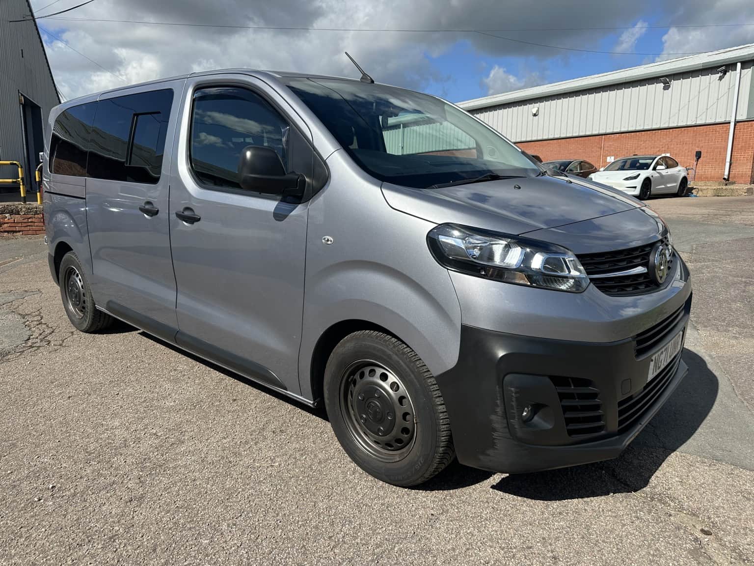 Vauxhall Vivaro - image 1 of 33