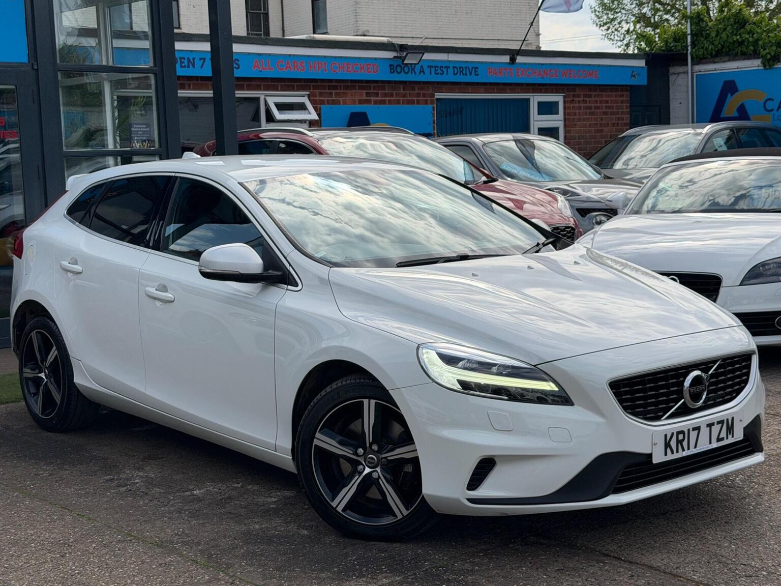 Volvo V40 - image 1 of 66