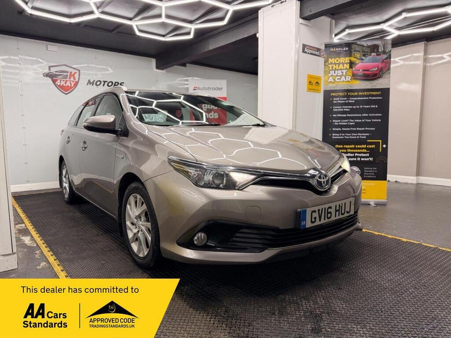 Toyota Auris - image 1 of 66