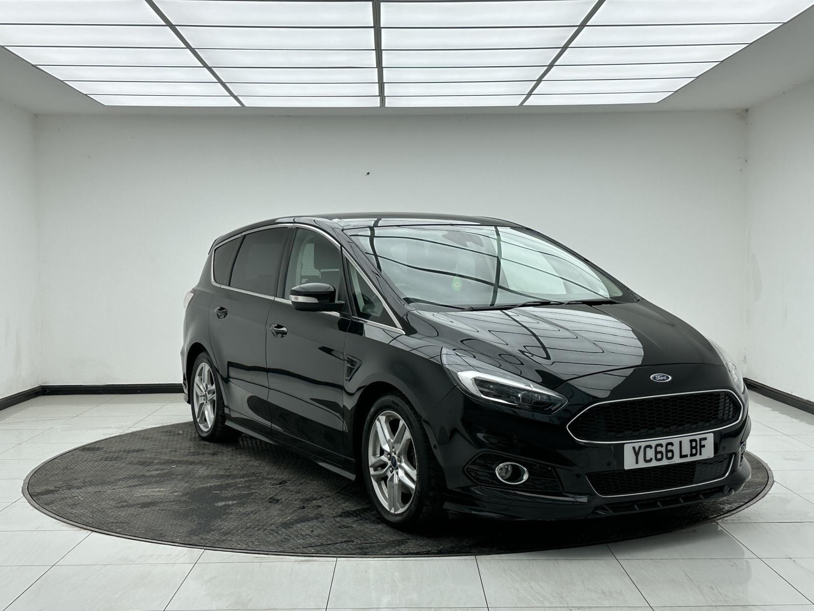 Ford S-Max - image 1 of 51