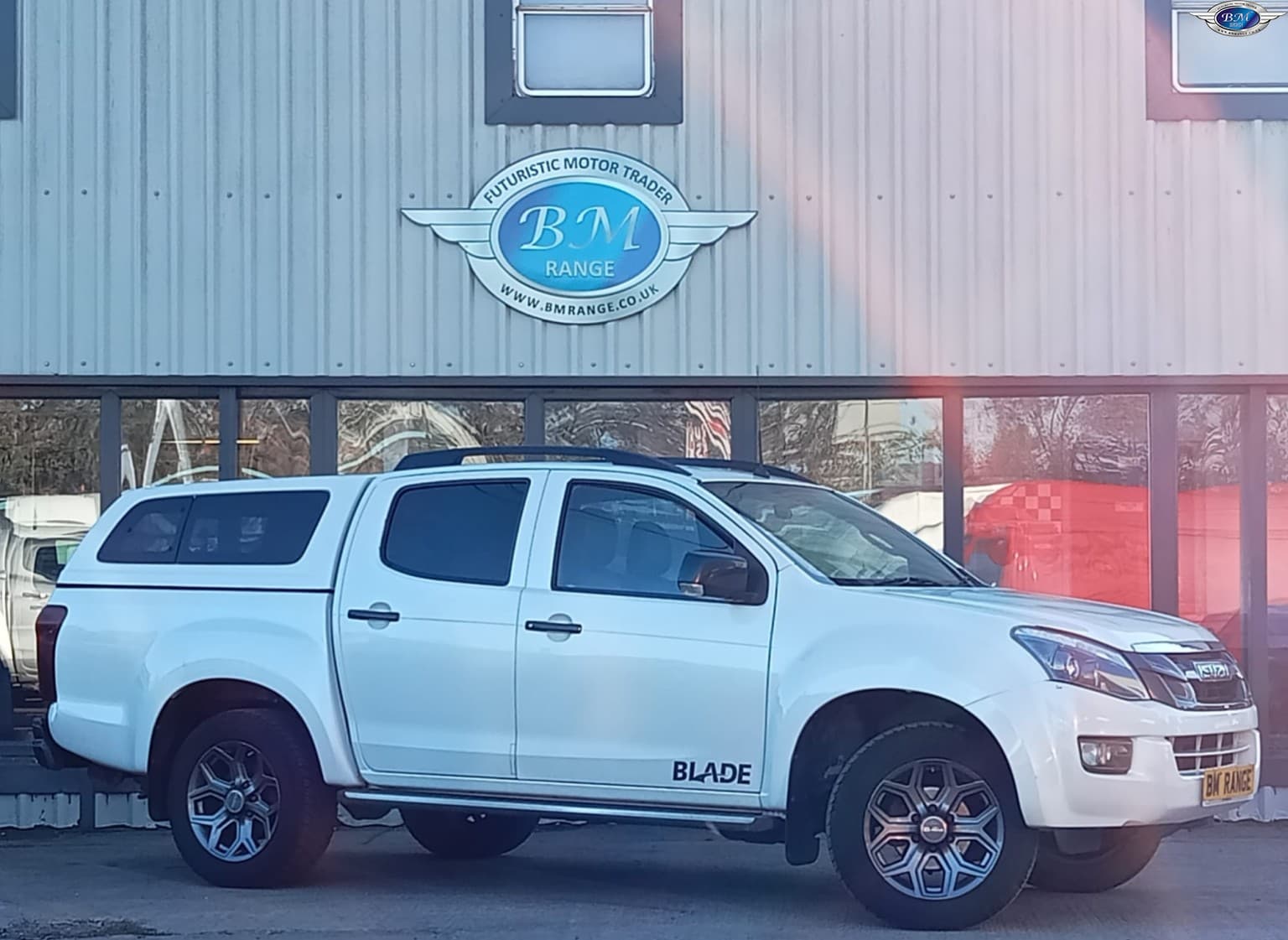 Isuzu D-Max - image 1 of 20