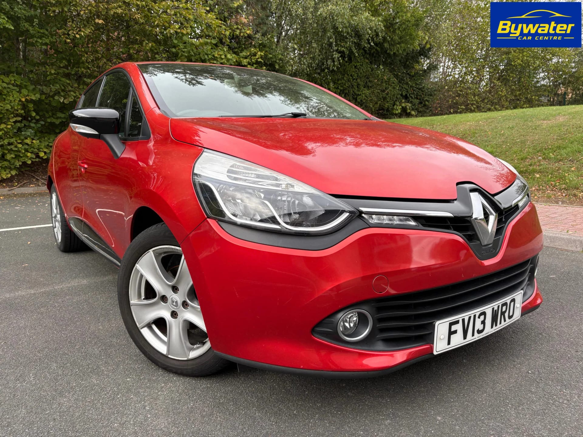 Renault Clio - image 1 of 12