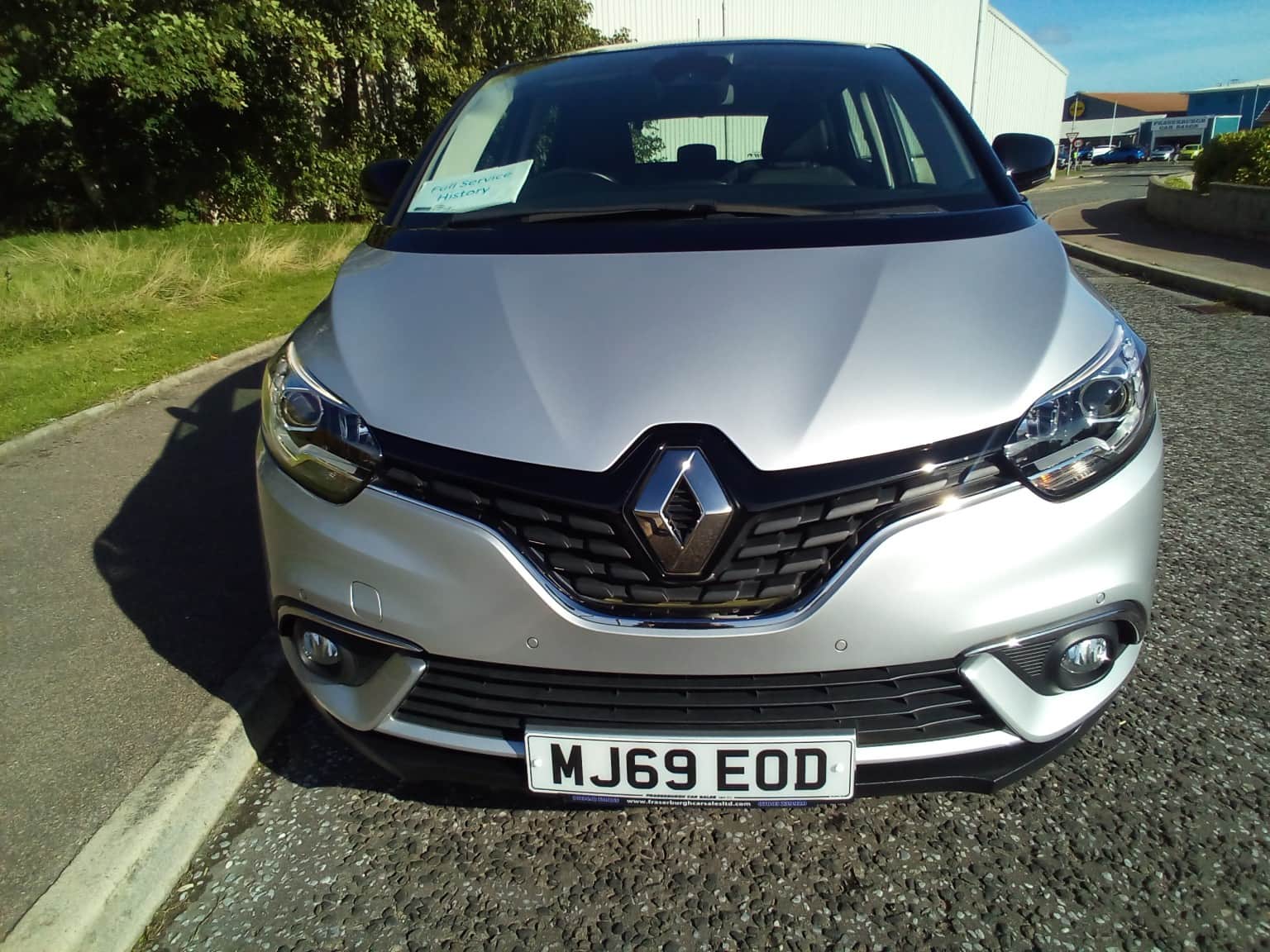 Renault Scenic - image 1 of 18