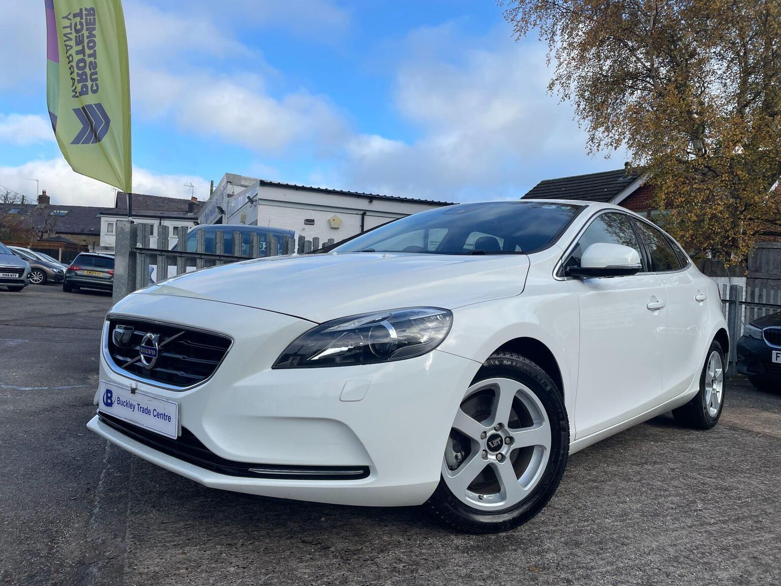 Volvo V40 - image 1 of 40